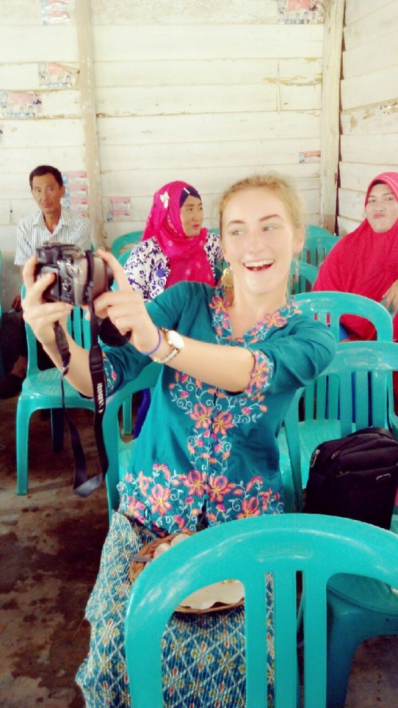 Though there were vegetarian options at this wedding, I still opt to take photos (selfies, in this case) instead.