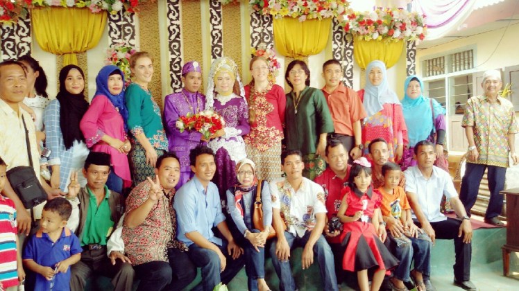 SMA3 famiily photo! Ibu Kun, my headmistress, is in the center wearing green.