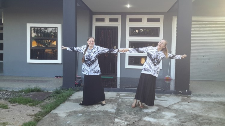 Caitlin and I modeling the ever-stylish batik of PGRI yesterday morning.