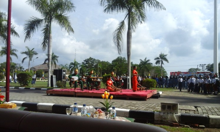 Melayu (green) and Chinese (red) cultural fusion makes for a lively performance. The uniformed group on the right were responsible for executing the flag-raising ceremony.