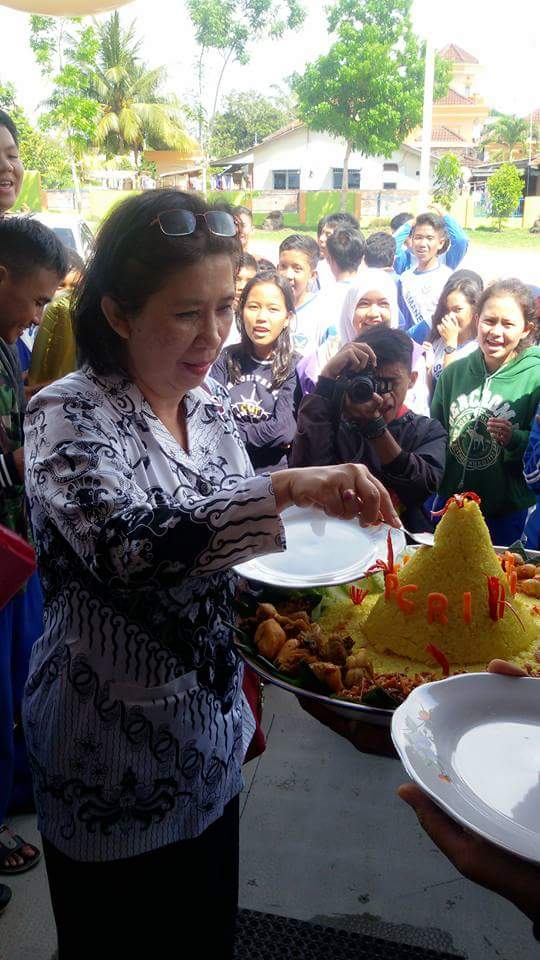 Ibu Kun goin' for it.