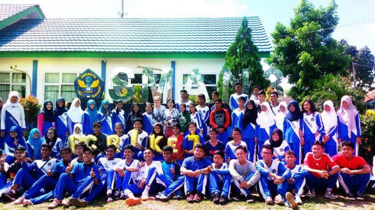 Love, love all around. Many thanks to the exceptional students who braved the heat to make SMANETA's Hari Guru a special memory.