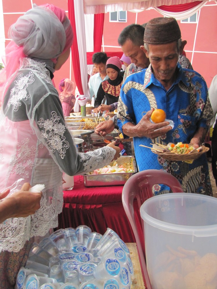 Once we have eaten our cakes (or at least sat for awhile and picked at them), it is time to load up on a full meal. At this particular wedding there were no veggie-friendly options, so I occupied myself by taking pictures while others ate. Thankfully, I had the foresight to make a PBJ which I ate in the car on the way to the wedding. 