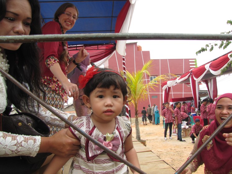 Another cute kid with none other my lovely sitemate Caitlin, joget-ing in the background. Mango, a.k.a. Ibu Siska from SMK2, a.k.a. one of my favorite people of all time, is singing in the background. 