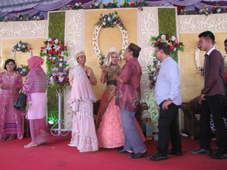 Before leaving Despri and Nisa's wedding, we have to wait patiently for there to be an ebb in the tide of greeters. Somehow Indonesians manage to damn fine no matter how hot it is. I have no such luck as my face turns red and gleams with sweat at the slightest provocation. I also discovered that my kabaya (the green shirt) was literally soaked through by the time we left this wedding.