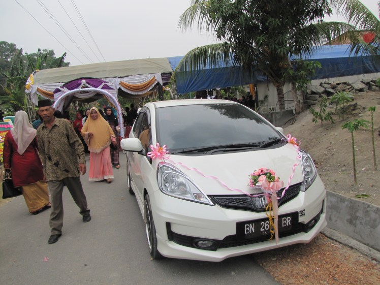 At first I thought that someone had given the couple a new car, but it turns out that this car is owned by a family member and was decorated to take the couple to their next destination (maybe their honeymoon?) after the reception.
