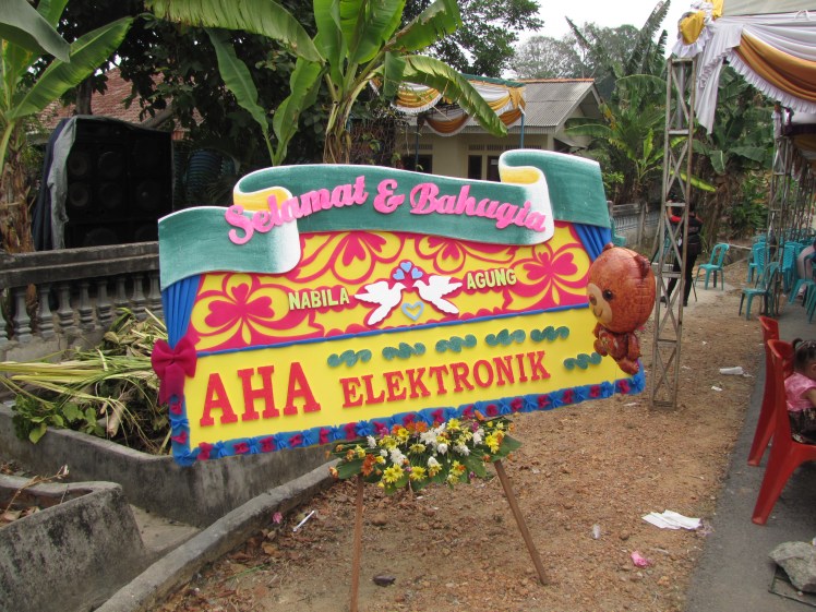 The third wedding was in a different city entirely, which means that we had plenty of time to cool down in the air-conditioned car. There were plenty of signs in addition to the woven-leaf lantern letting us know that we had arrived.