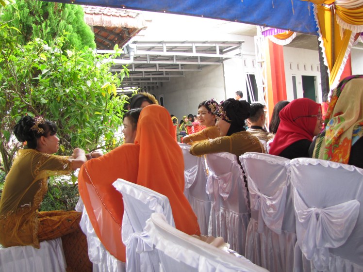 I'm not sure if these girls are hired dancers or family members dressed up in matching outfits like bridemaids in the States. Either way, they added some sparkle to the crowd.