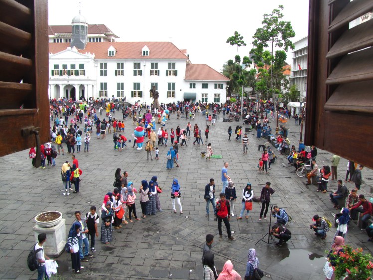 The view from our table. I'm still note sure what the buildings in the distance are for, but this was definitely a gathering place for tourists. It was a prime spot for people watching.