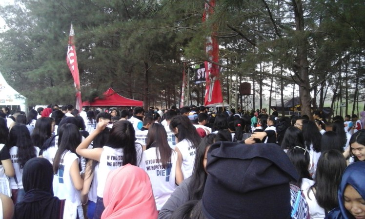 Mobs of runners ready and waiting at the start line. A light drizzle added ambiance to the event, though the sun quickly burned through the clouds and we had beautiful blue skies later on.