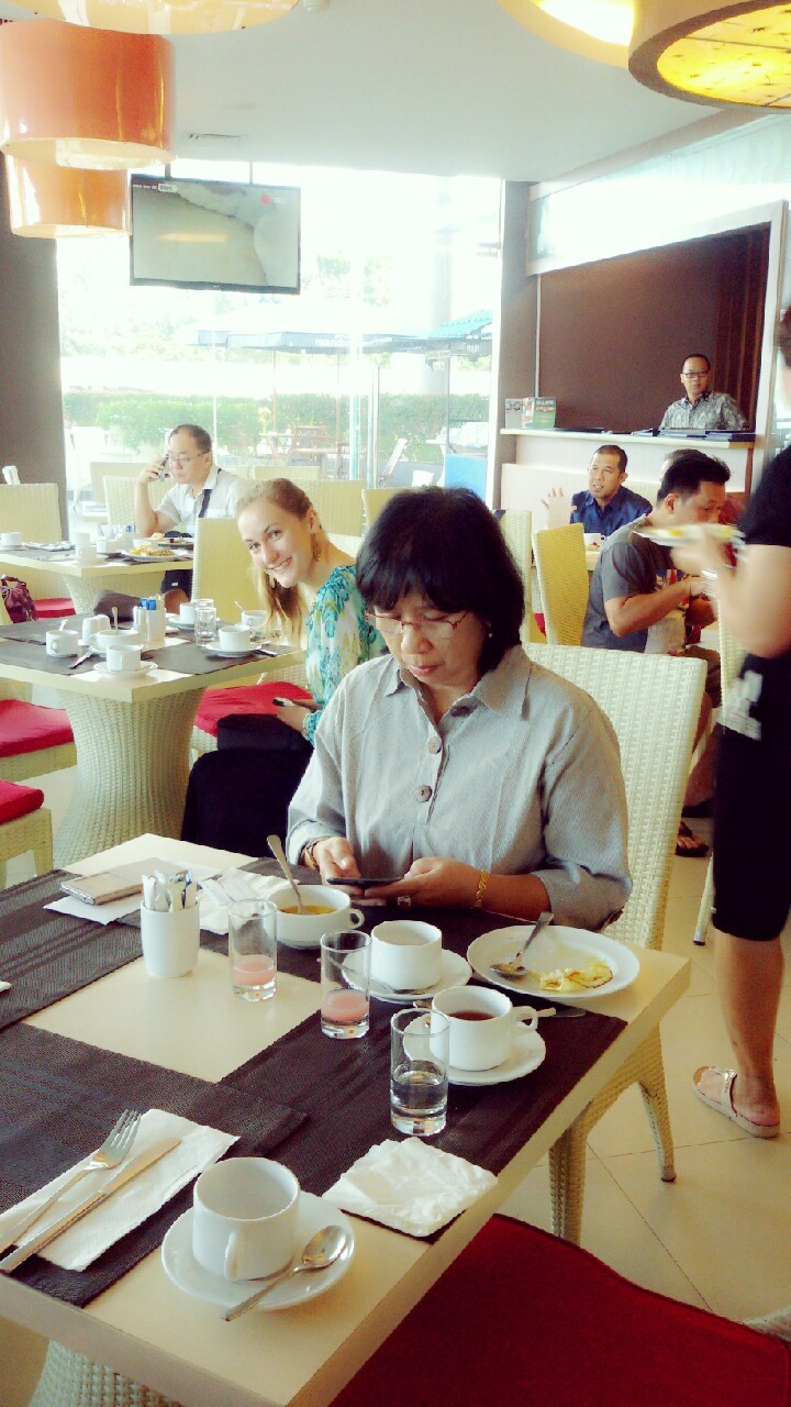 The next morning Ibu Kun has another breakfast meeting. Ibu Evi and I sit at a table next to her and take lots of pictures.