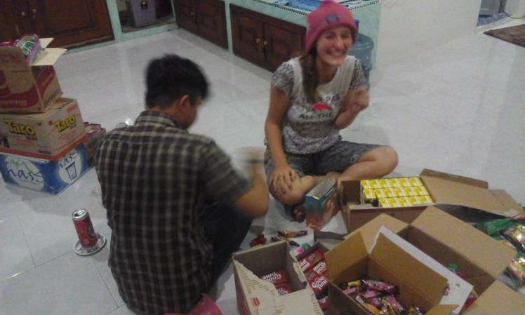 Party prep! We're making goodie bags to give away to the hordes of children that are guaranteed to show up. Each bag had a box of sweet tea, a lollipop, a bag of chips, a chocolate, a pack of cookies, and a balloon. We had *just* enough.