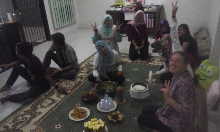 Thai night earlier this month was a great success... except for the fact that I didn't put the freshly pressed coconut milk in the fridge immediately, so it kind of soured. I spent a good hour smashing spices for the curry paste in my new mortar and pestle, though Manggo and Dian, my lovely Indonesian friends and assistants, came to rescue and made the green curry edible. 