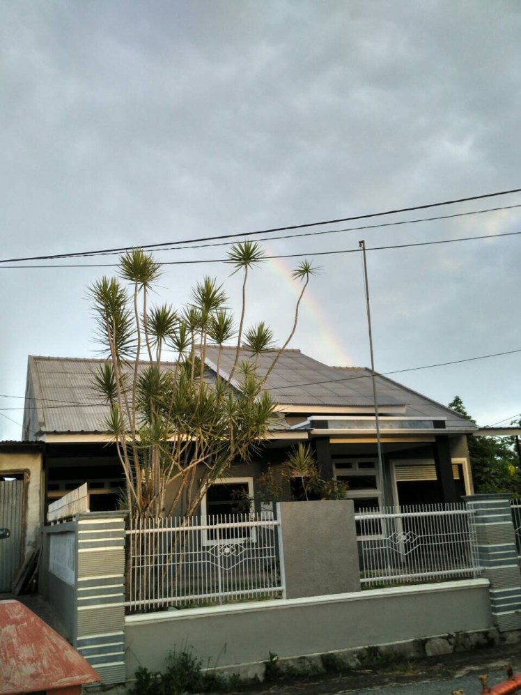 Ever wonder where "somewhere over the rainbow" is? By Jove, I think we've found it! Many thanks to our neighbor, Febri, for taking this photo of our house yesterday and sending it to us. 