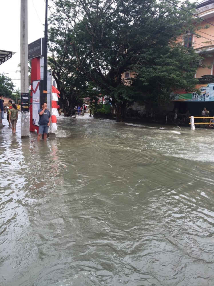 The road next to Kingkong Kopitiam is bordered by a canal, which overflowed and turned into a dangerous current. Notice the guy on the left casually smoking a cigarette. At least his lighter was dry.