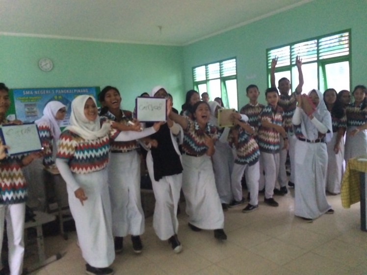 I have never seen students more animated in class than during this game of flash memory to translate a mix of regular and irregular verbs into simple past tense. They went bananas.