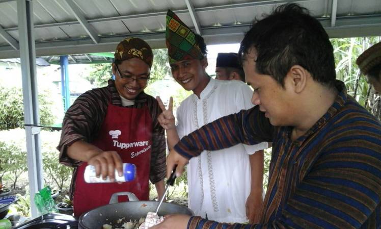 I asked Pak Yudhis (the one in the middle) what he was doing to help. "Bantu dengan doa saja," Just helping with prayer. His prayers didn't quite work because his team came in last place.