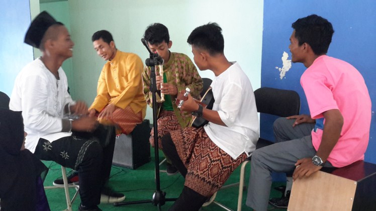 Jammin' out with the backstage kids afterward. All those Indo songs I've written in the back of my notebook come in handy time and time again. :)