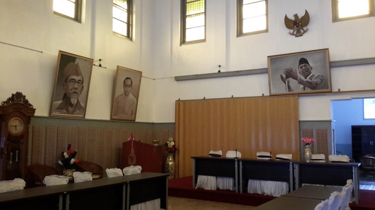 The inside of Soekarno's pad. Looks like a meeting room for fancy-schmancy people.